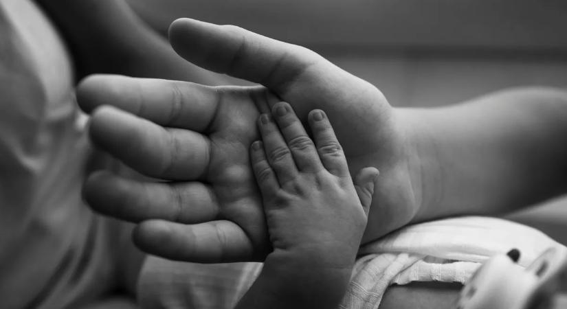 Egy parkolóban történt meg a szülés, a tűzoltók siettek a baba segítségére