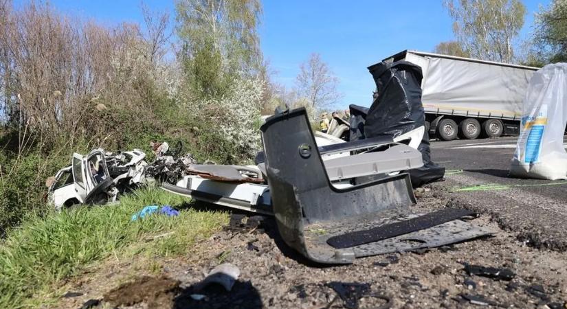 Semmi sem maradt az autóból a 6-os főúton történt halálos baleset után – képek, videó