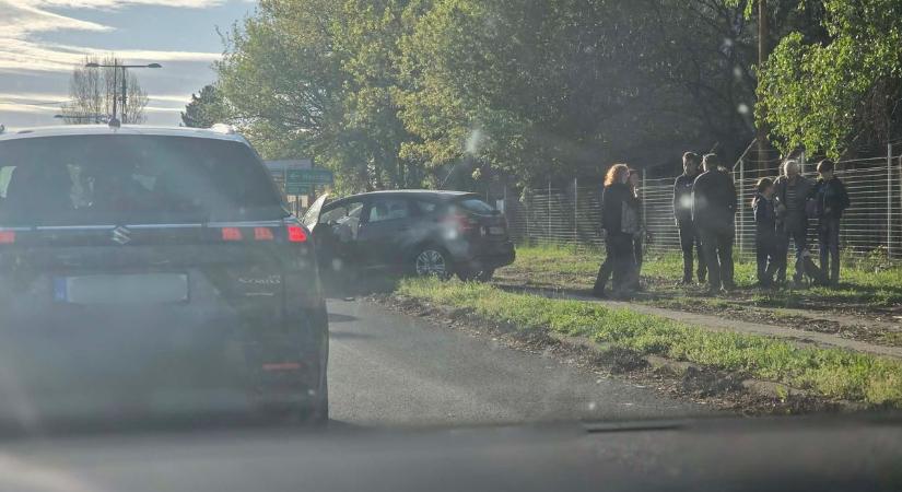 Baleset történt Almásfüzitőnél az 1-es főúton, két autó ütközött össze fotó