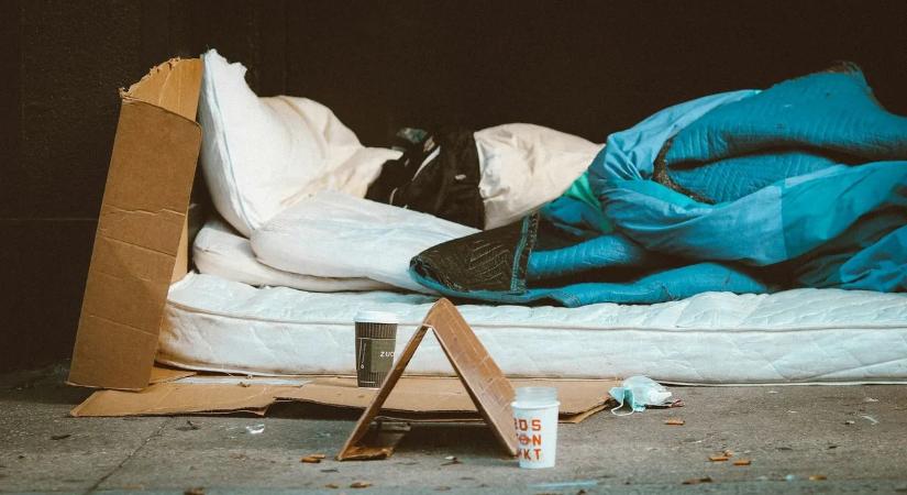 Családok előtt italoznak és szexelnek a hajléktalanok a nyílt utcán