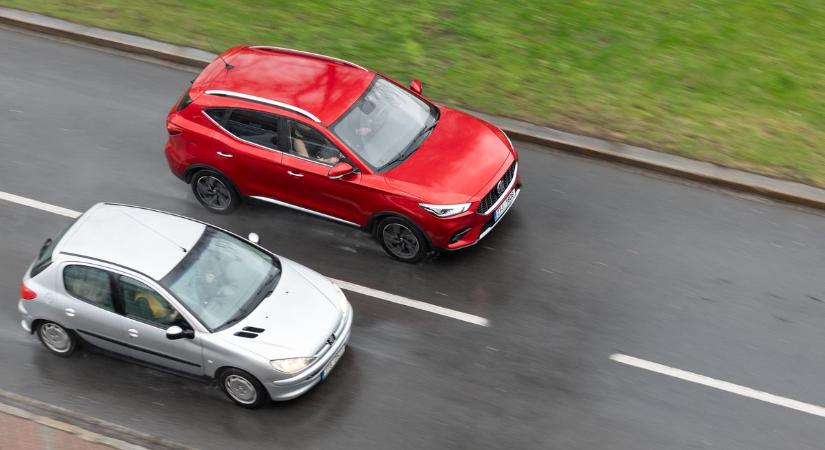 Szabad jobbról előzni? A KRESZ és az új szabályok, amikről minden autósnak tudnia kell