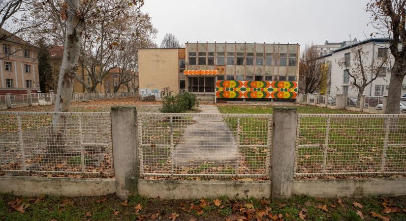 Egyre csak rohad, de a tiszás Sárosi József így is jól jár a szekszárdi Úttörőházzal – FOTÓK!