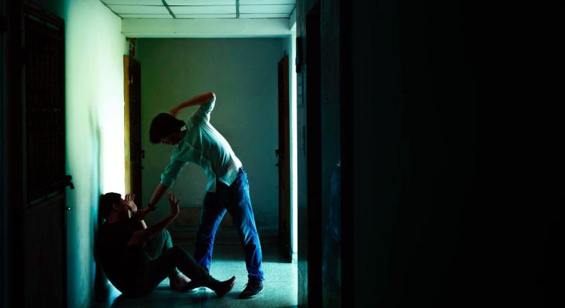 Szomszédjai támadtak rá, háza felgyújtásával fenyegették