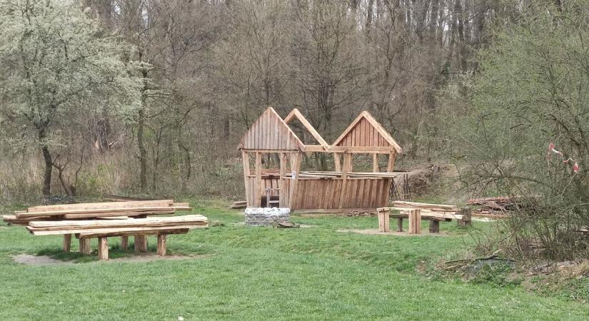 Megújul a Szombathelyi Parkerdő fogadórésze, a tűzrakóhely és az esőbeálló is