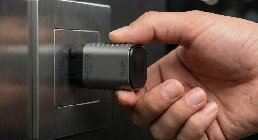 Készül a világ legkisebb 100 W-os töltője