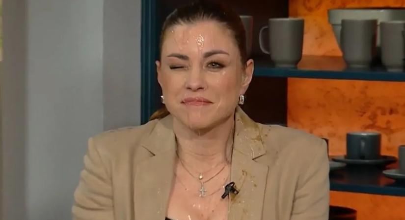 Élő adásban öntötték nyakon a Mokka műsorvezetőjét, Zavaros Esztert – videó