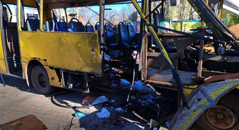 Buszokat támadtak az oroszok, nyolcan meghaltak Ukrajna délkeleti részén