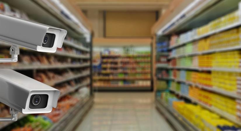 Kamerával nézték, hogy kamerát rejtett a ruhájába az egyik vásárló a kaposvári áruházban