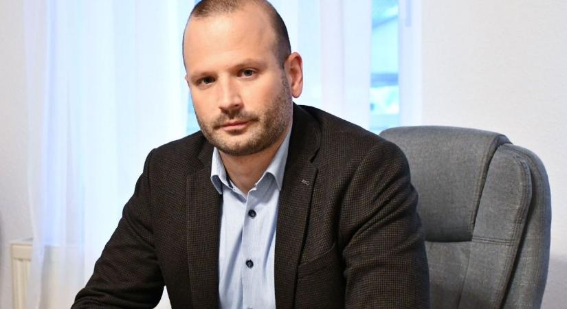 Balhé Hévízen: snitzerrel esett neki a plakátoknak egy férfi húsvéthétfőn