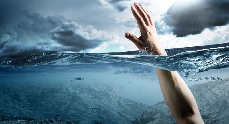 Fuldokló férfit mentett ki a nő az óceánból, aztán megtudta a brutális igazságot