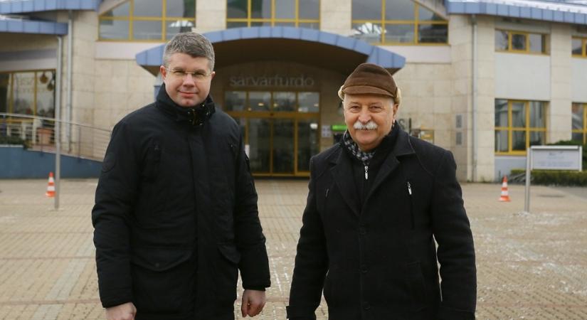 A sárvári polgármester egyelőre nem nyilatkozott róla, hogy összehívja-e a rendkívüli testületi ülést a helyi fürdőben történt fiktív foglalkoztatás miatt, de arról igen hogy szerinte ellenzéki lejáratás folyik
