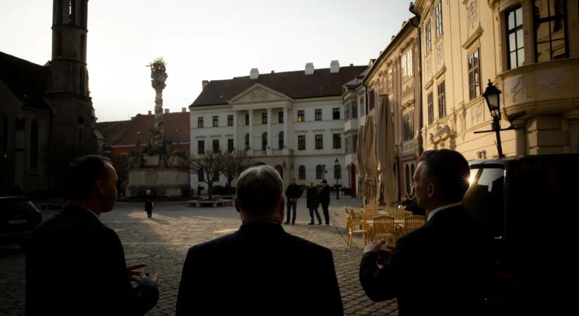Szimbolikus városok, fordítható választókerületek és fideszes bástyák – így néz ki Orbán és Magyar kampányhajrája