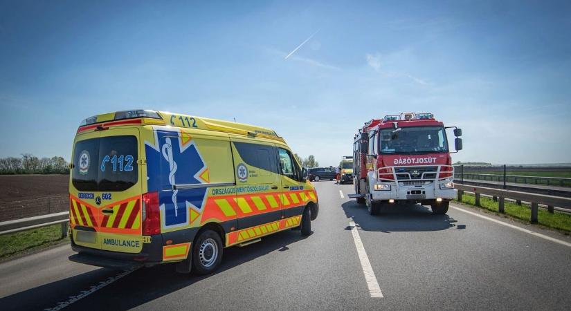 Teljes terjedelmében égett egy kisbusz az M3-ason