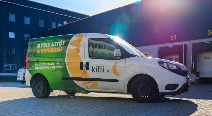 Napi 9 liter üzemanyagot is megspórolhat egyetlen futár – így alakítja az üzemanyag-felhasználást az online rendelés