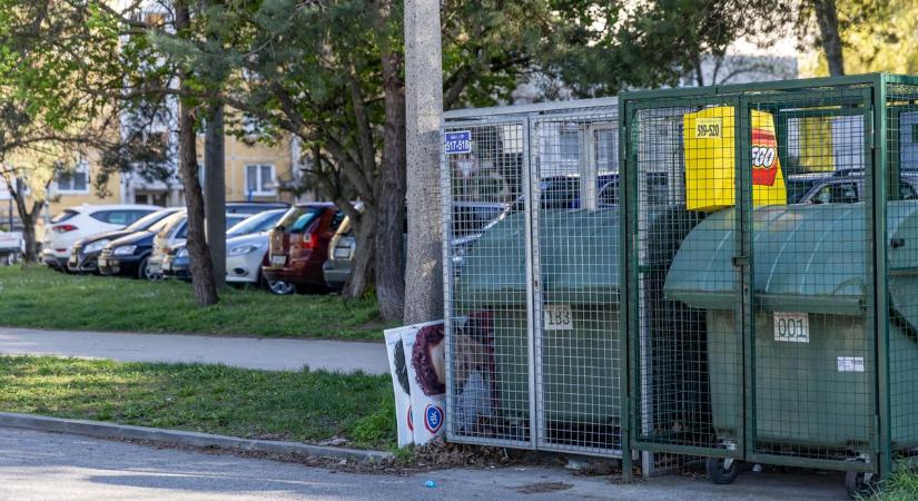 Több plakátot is megrongáltak Tatabányán, fotókon a károk