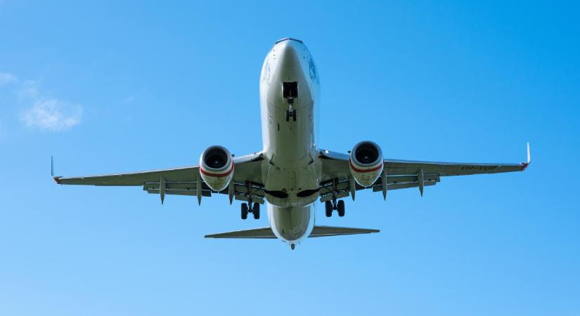 A gép landolása közben szült az édesanya