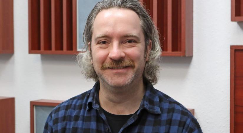 Mikecz: Vance látogatása legfeljebb Orbán szavazók megerősítését szolgálja, a bizonytalanokat aligha hozza közelebb a Fideszhez