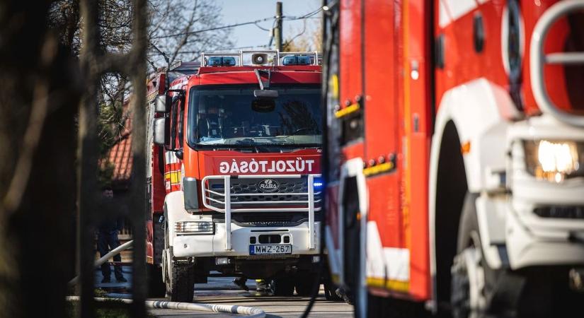 Lángolt egy kisbusz az M3-ason