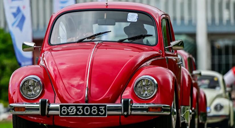 Különös helyen bukkant fel egy Volkswagen Bogár – senki sem érti, hogy került oda