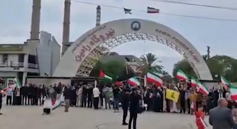 Irániak milliói védik élőlánccal országuk energetikai létesítményeit