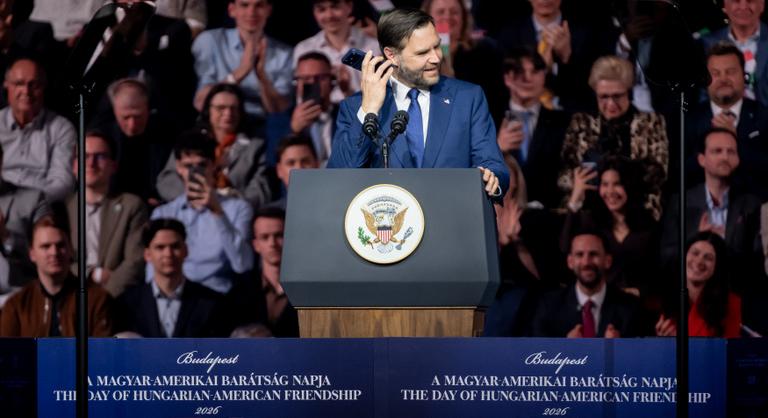 És egyszer csak váratlanul bejelentkezett Donald Trump Orbán Viktor és J. D. Vance budapesti nagygyűlésén