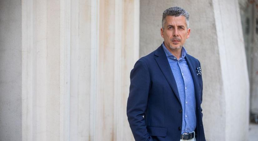 A te kezedet a gumiszobában fogják csak elengedni jövő hétfőtől, te jellemtelen hülyegyerek