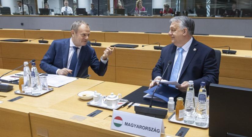 „Kijelentette Putyinnak, hogy mindenben rendelkezésére áll” – összekapott az X-en Tusk és Orbán