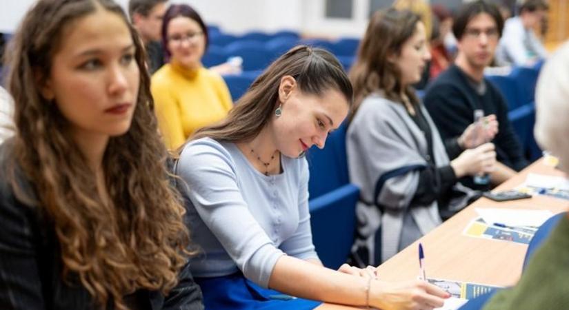 Ingyenes képzésést és külföldi tanulmányi utakat is kínál az MCC tehetséggondozó programja