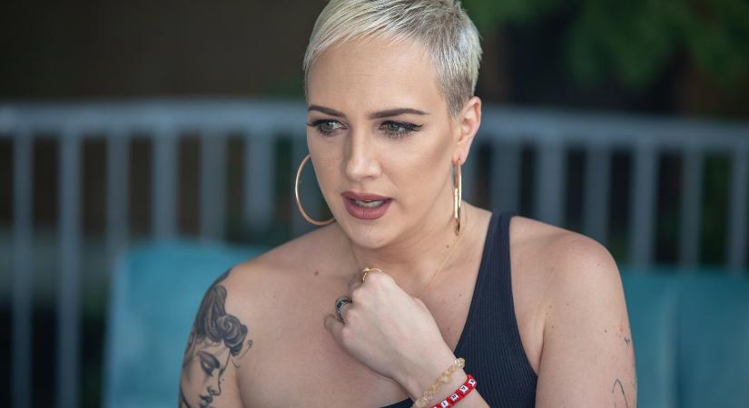 Így telnek Tóth Gabi munkanapjai a Parlamentben, megalázó videóban mutatták be az énekesnőt?