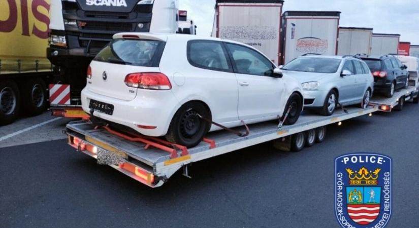 Egy autóval nem lett volna túlsúlyos a tréler, de rákötöttek még kettőt