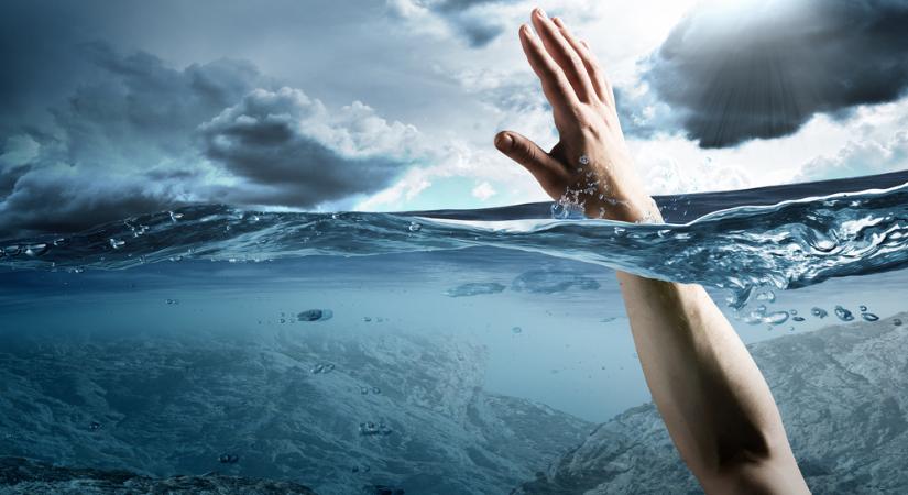 Fuldokló férfit mentett ki egy nő az óceánból – aztán talán meg is bánta