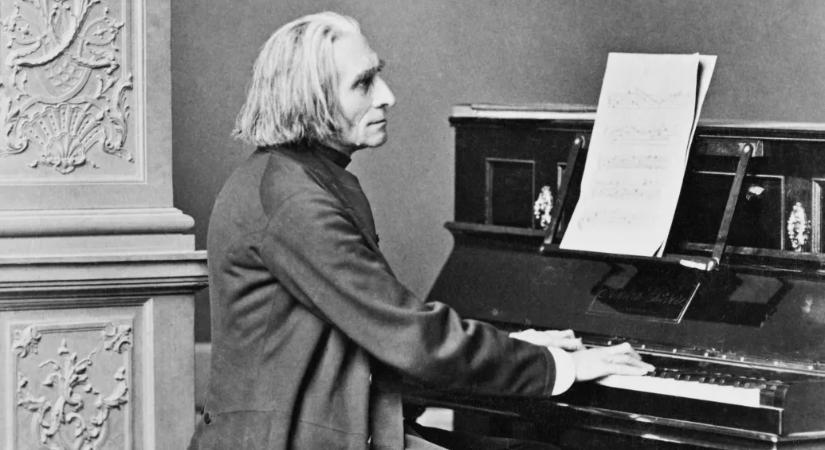 Liszt Ferenc olyan elemi erővel játszott, hogy nem győzték pótolni a zongorákat a koncertjein
