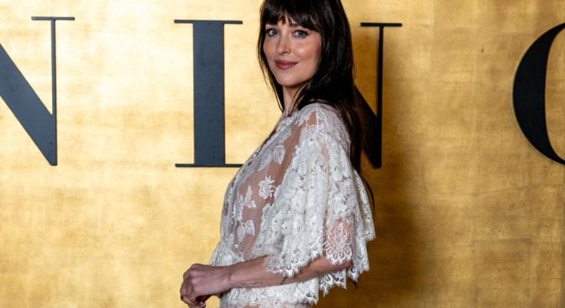 Romantikus blúz farmerrel: Dakota Johnson tavaszi szettje, amit mindenki másolni akar
