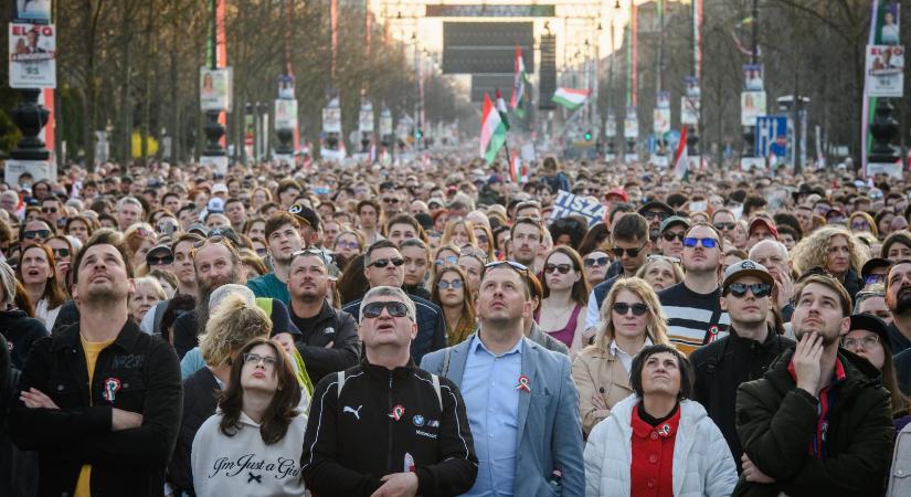 Iránytű Intézet: Magabiztosan vezet a Tisza Párt, kétpárti parlament lesz, a többség kormányváltásra számít