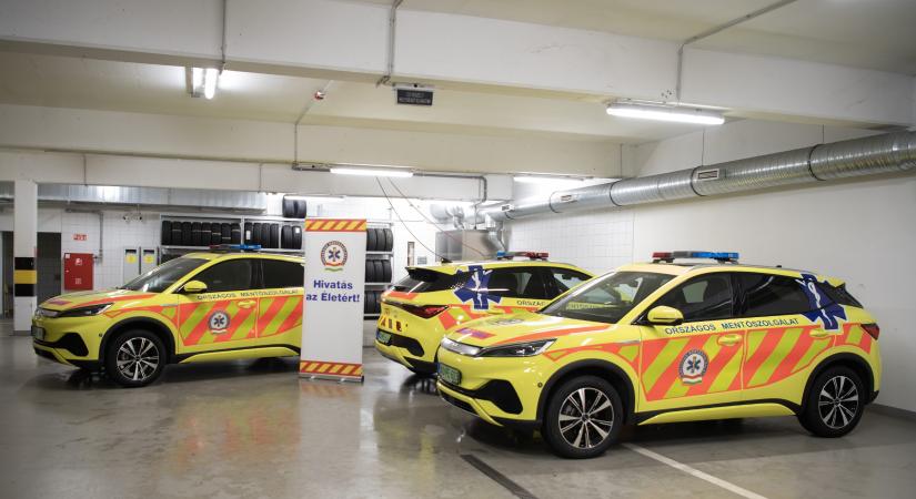 Három magyar településre érkeztek elektromos BYD mentőorvosi kocsik
