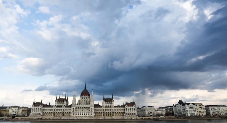 Napsütéses reggel után délutánra érkezik a hidegzuhany, de csak az ország egyik felére