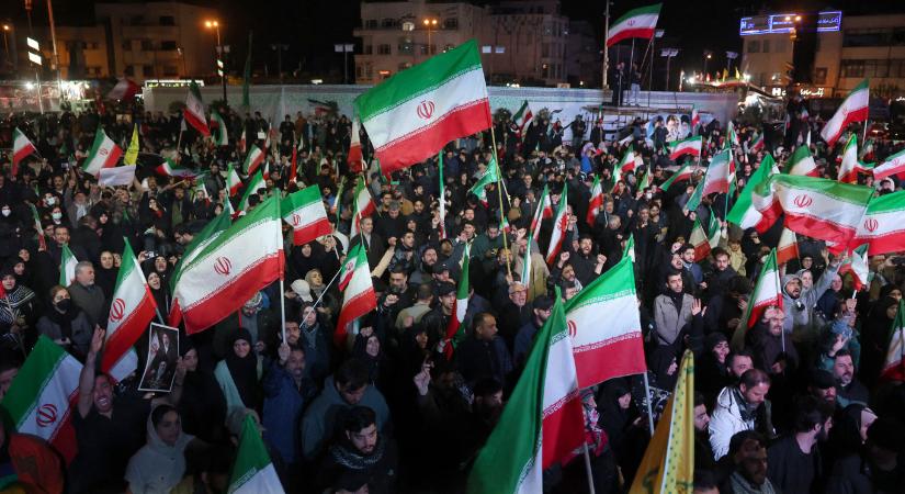 Kéthetes tűzszünetet jelentett be Trump, Irán megnyitja a Hormuzi-szorost