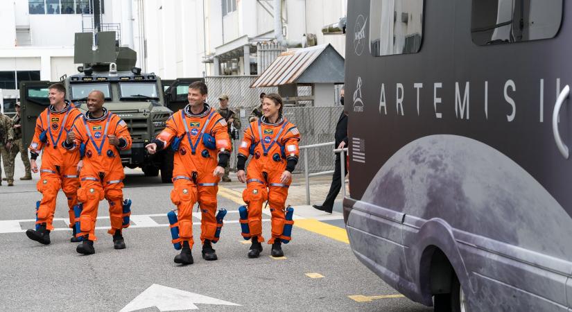 Teljesítette küldetését az Artemis-2, megkerülték a Holdat