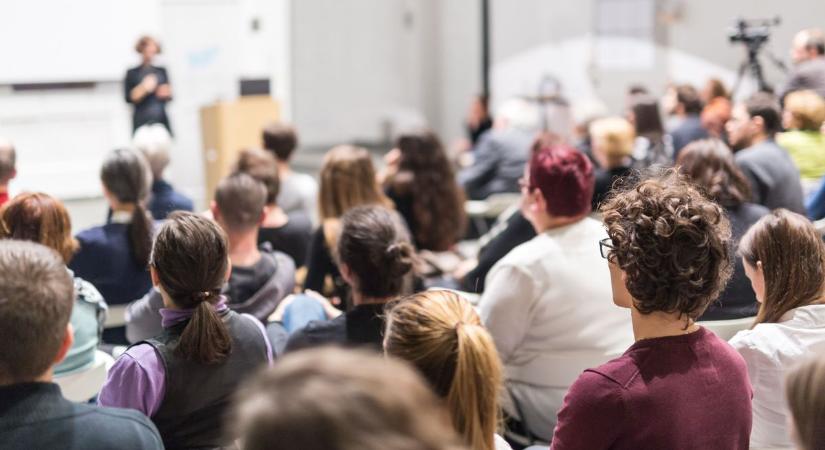 Tematikus történelmi délutánok nyugdíjasoknak, Varázsóra- tudományos előadás kicsiknek és nagyoknak