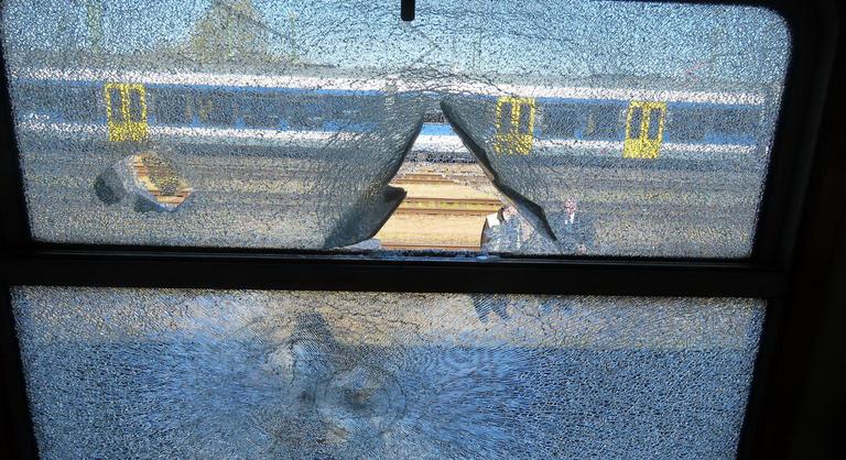 Betörte a vonat ablakát egy férfi Szolnokon, miután leszállították a szerelvényről