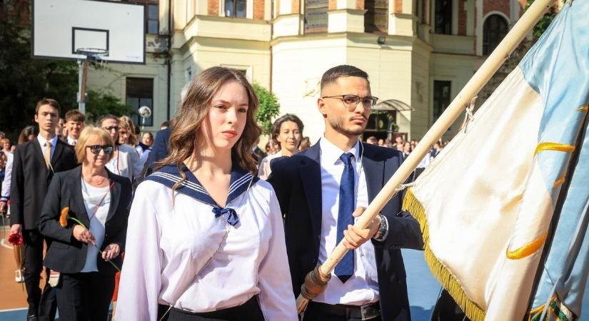 Mennyi pénzt adjunk ballagásra? – Ajándékozási etikett és összegek