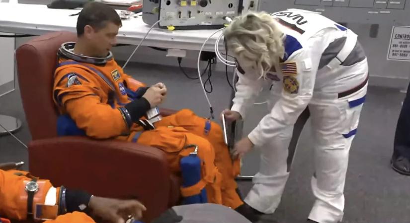 Kiszív az irodai melód? Gondolj arra, hogy az Artemis–2 űrhajósai nálad is több monitort bámulnak a Hold felé menet