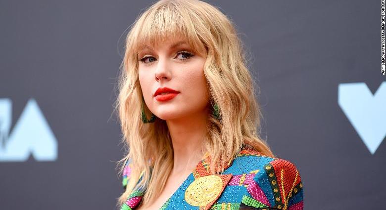 A utah-i Evermore Park beperelte Taylor Swift énekesnőt Evermore című albuma miatt