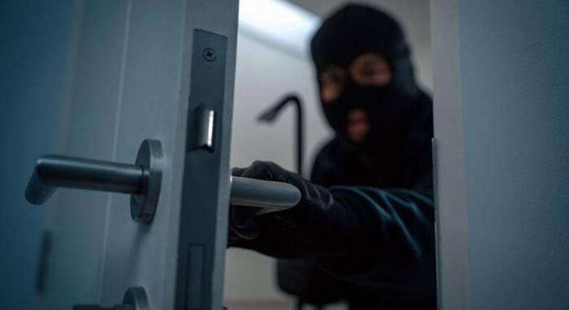 Két férfit vádoltak meg, akik Sopronban és környékén családi házakba törtek be