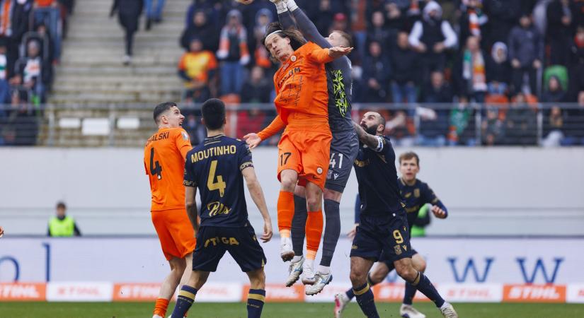 Légiósok: A magyar válogatott csatár gólt fejelt, az ex-fradistát kiállították, folytatódott a vereségszéria - videó