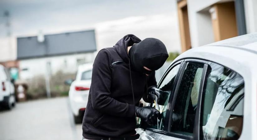 Pancser tolvajt ért szörnyű meglepetés a benzincsapolás közben