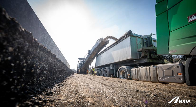 Látványos szakaszba ért az M1-es bővítése: Biatorbágynál már a végleges pályatest épül