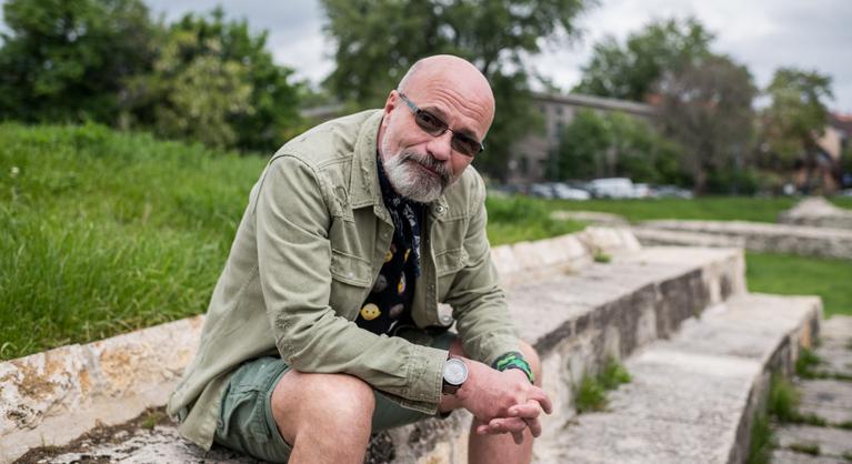 Zacher Gábor egy tiszás plakát elől üzente: „Ne habozz! Változtass!”