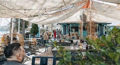 Zenés estek, Duna-parti lazulás, finom falatok, gyerekprogramok – Megnyitotta idei szezonját az Evezős Sörkert