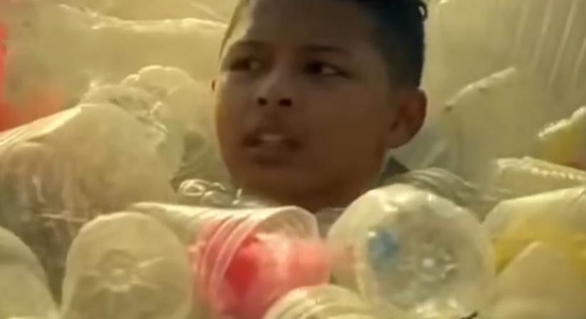 Megfojt a szemét – A nap videója